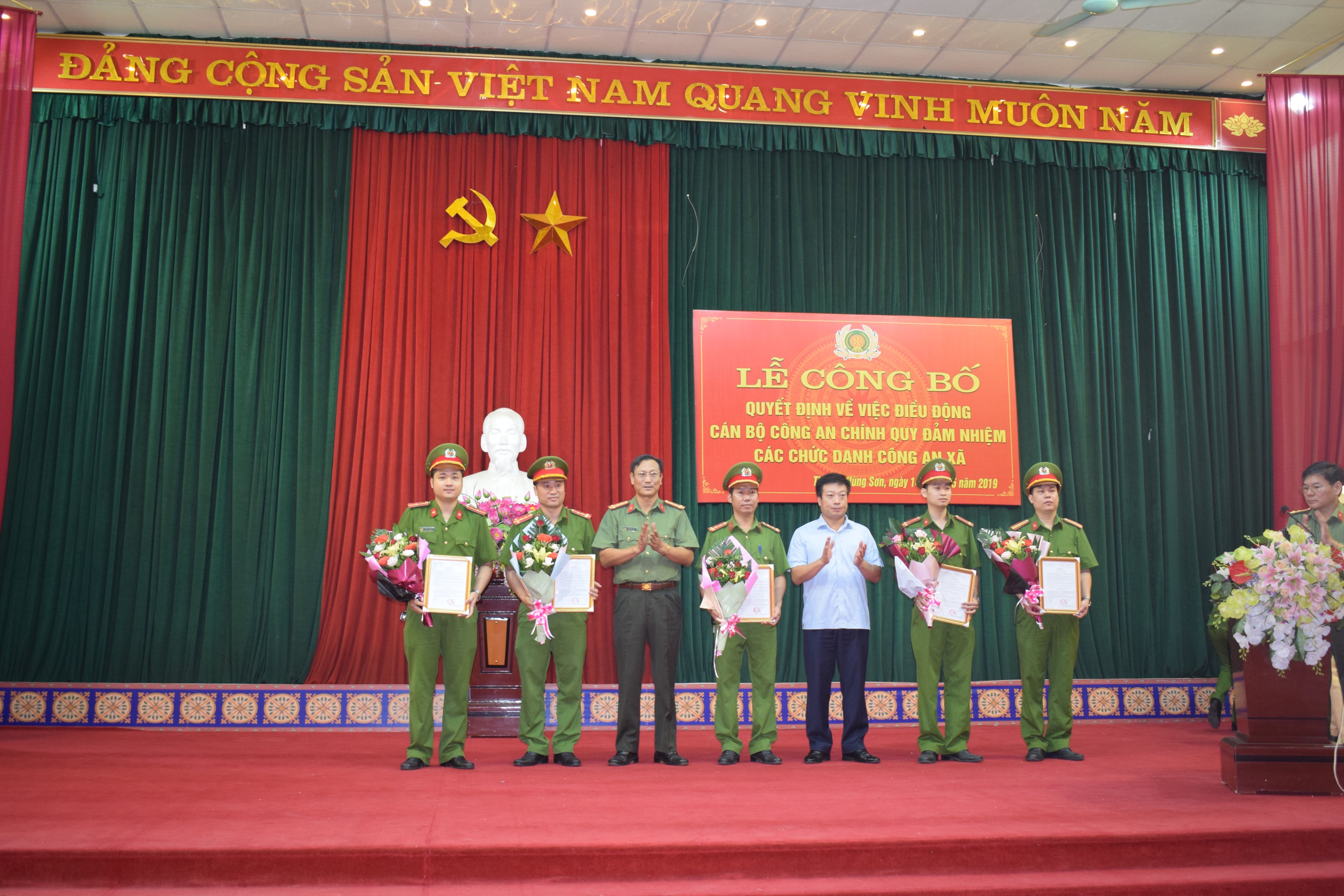 Lễ Công bố quyết định điều động Công an chính quy đảm nhiệm chức danh Công an xã tại thị trấn Hùng Sơn và xã Yên Lãng