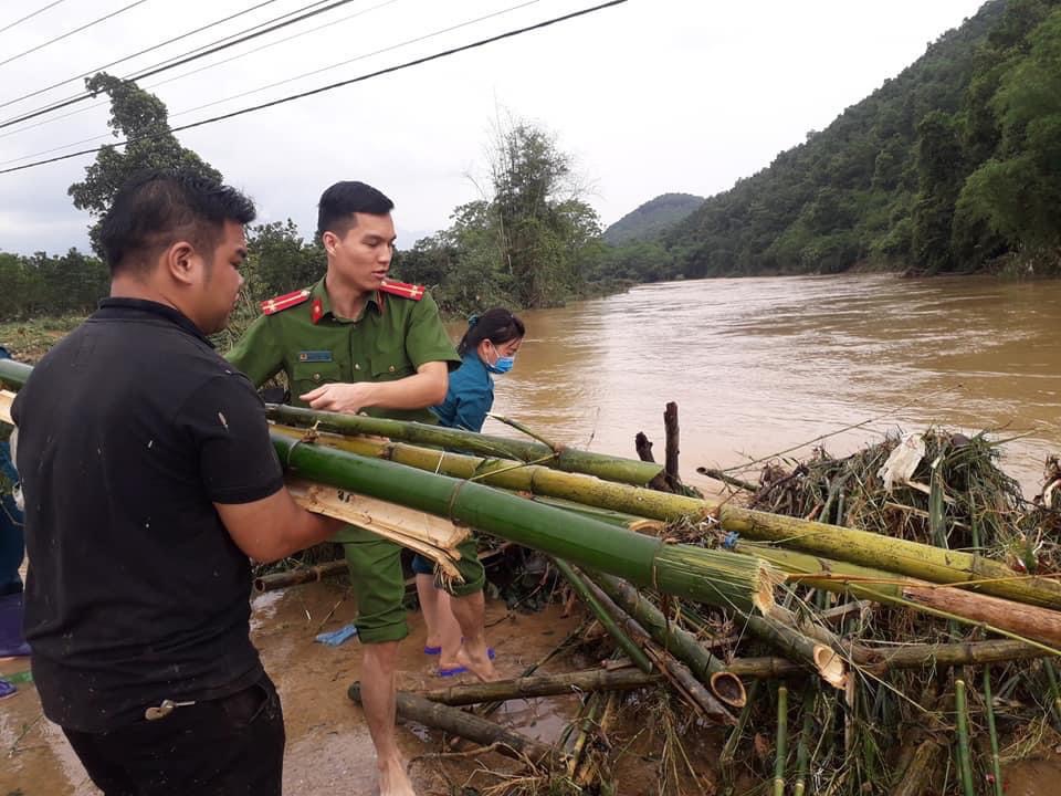 Công an huyện Đại Từ giúp đỡ nhân dân khắc phục hậu quả sau mưa lũ