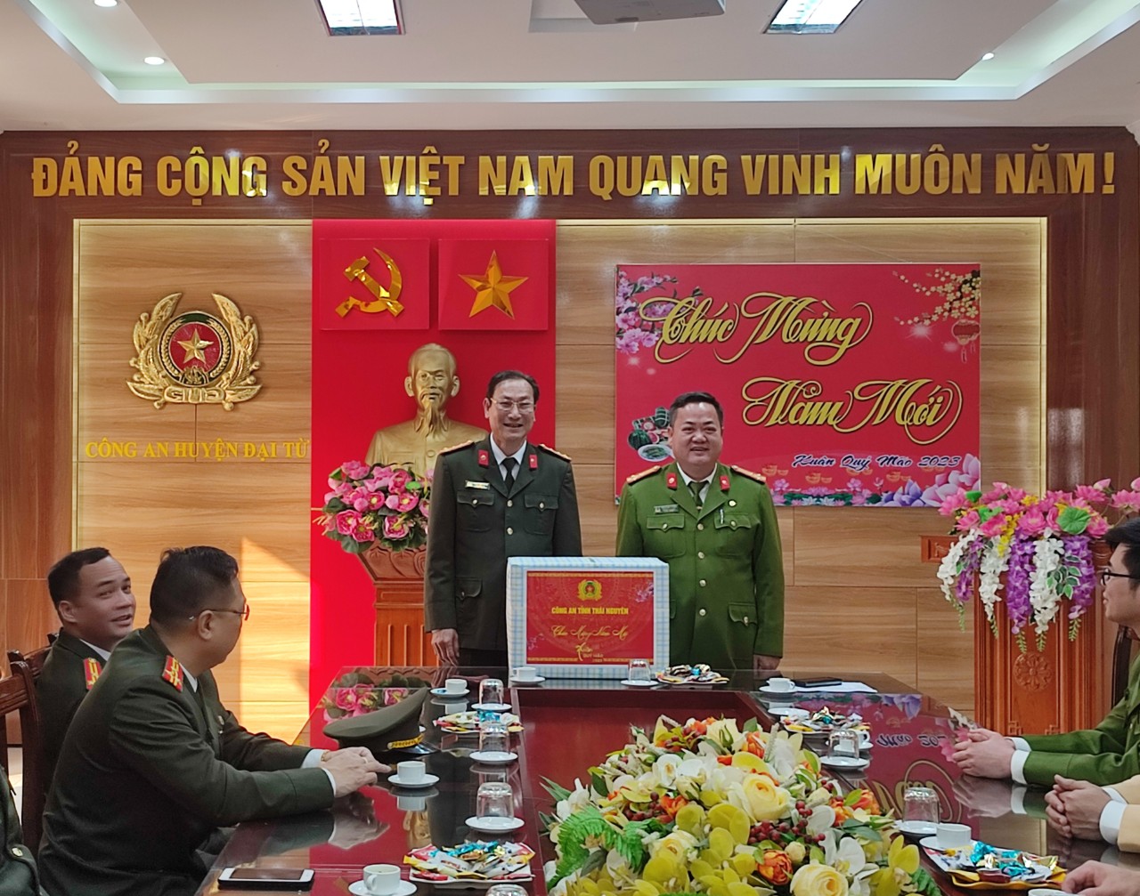 Phó Giám đốc Công an tỉnh Thái Nguyên đến thăm, chúc Tết Công an huyện Đại Từ